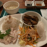 LAO PASA - 海南鶏飯　950円