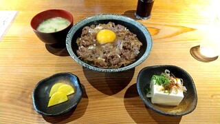 Narunaru - 黒毛和牛 牛すき丼 税込700円