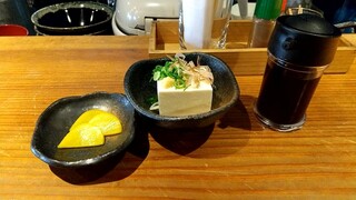 Narunaru - 黒毛和牛 牛すき丼の冷奴と漬物