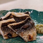 肴屋 魚まる - 先ほどはこちら、干されてました。
      穴子の白焼。皮目パリパリ舌触りしっとり。