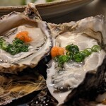 肴屋 魚まる - 寒いし、バター焼をとも思いましたが…。
      心変わりで生牡蠣になりました。