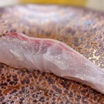 肴屋 魚まる - イサキも塩と山葵で。味わい深いです。