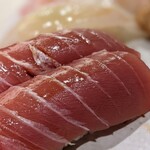 肴屋 魚まる - 筋っぽく見えちゃいますが、
      甘みとねっとり食感溢れ出す
      ステキな中トロでしたねぇ。