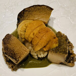 鮨 由う - ・蒸し黒鮑の肝ペースト和え
         と北海道産エゾバフンウニの小丼