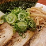 麺屋 六感堂 - 櫻井式 鯵煮干中華そば 肉増し 醤油