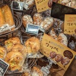 Bread Factory パン工場 - 店内