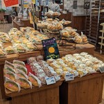 Bread Factory パン工場 - 店内