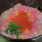 肉割烹 肉かぶく - ザブトン、イクラ、黄柚子の土鍋ご飯