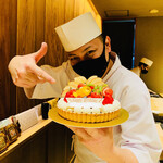 鮨 由う - ・尾崎大将バースデーケーキで決めポーズ