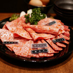 焼肉 静龍苑 - 素晴らしいサシ色が入る肉の盛り合わせ