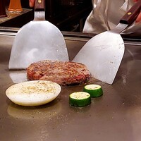 鉄板焼 しろや 銀座亭 - 目の前で焼き上げ