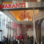 外からも目を引く真っ赤なシャンデリア