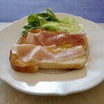 モイベーカリー - 翌日の朝食にプロシュットとオリーブオイル、サラダ菜