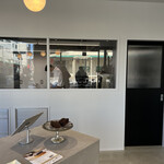 ガトーショコラ専門店 fam - 白を基調にしたシンプルな店内。
      焼き立てのガトーショコラを、奥から出してくださります。