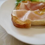 モイベーカリー - 軽くトーストした熱で溶けるプロシュットの脂、塩味と香りで食べる。おいしい！！！！！