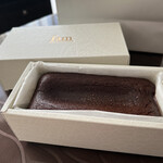 ガトーショコラ専門店 fam - オシャレな箱を開けると、チョコレートの甘〜い香りが♡
      
      13㌢×6㌢×高さ4㌢のちっちゃいパウンド型ですが
      材料は、フランスのチョコレート•卵•無塩バター•グラニュー糖のみで