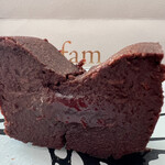 ガトーショコラ専門店 fam - ハイカカオチョコレートを使っているそうで、口に入れるとふんわりとろけて…チョコレートが広がって行き…一瞬で溶けて無くなります…(*´ー｀*)今までいただいたガトーショコラの中で1番美味しい♡