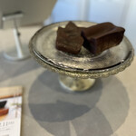 ガトーショコラ専門店 fam - 1人のシェフによる完全手作りのため、本数限定で販売されています。
      
      見本ですが、美味しそう…(*´ω`*)♡