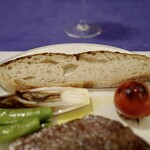 モイベーカリー - 薄くスライスしただけの "全粒粉カンパーニュ"