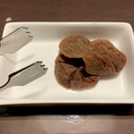 中華ダイニング 一途一心 - 紹興酒に入れる用の梅を干したようなやつ