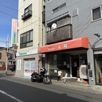 Ra-Men Taiyou - 店構え
                        千葉大学正門から総武線高架をくぐったらすぐあります。