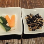 炭寅 - お通し（浅漬けとひじきの煮物）