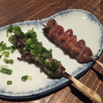 炭寅 - 左　つなぎ（たれネギ）、右　はつ（塩）