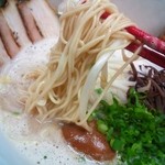 金田家 - 太めのもやしなのに味がボヤケないのは金田家のスープだから！