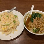 Nangokutei - 南国亭炒飯と半ラーメンのセットです。（2022年2月）