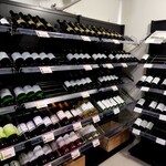 地の酒 わかば酒店 - ワインのセラー内