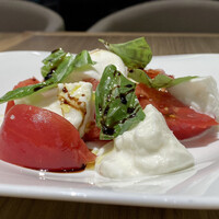 ダルマット 六本木ヒルズ店 - 水牛のモッツァレラとフルーツトマトのカプレーゼ
                    静岡県掛川市の石山農園さんの完熟フルーツトマト、凄く甘くて瑞々しい！
                    バルサミコ酢の深みのあるまろやかな甘みと酸味がトマトにもモッツァレラにも合います！