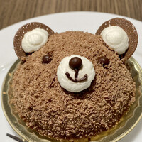 ダルマット 六本木ヒルズ店 - くまさんチョコムース
                    う〜ん、こいつは何処から食べるべきなんだ⁇
                    可愛さにちょっと躊躇します！
                    
                    意を決して入刀！
                    まろやかなチョコムースはクリームチョコ風、こいつは普通に美味しいくまさんなのです♪