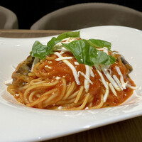 ダルマット 六本木ヒルズ店 - ナスとトマトのノルマ風
                    もっちりして美味しい♪
                    トマトソースの酸味甘みにチーズがとけ、茄子とトマトのシンプルなパスタ、とっても美味しいです♬
                    製麺所に指定したオリジナルパスタにトマトソースが絡みます。