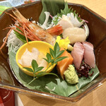 ホテル鹿の湯・花もみじ - お造り（海老　サーモン　鰤　ほたて　鮑殻盛り　つぶ貝　あしらい）