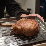 フィエルテ - 大きな塊肉で焼き上げたイタリア産 乳飲み子牛のプレゼンテーション