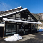 阿羅屋 - 雪が残っています♪ お店の左手に石臼があります♪