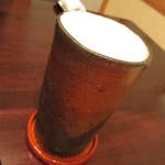 馳走なかむら - 生ビール￥６００、備前焼のグラスが嬉しい。