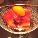 馳走なかむら - バカラの器に苺ゼリーの上にキンカンの甘煮。