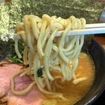 横浜家系ラーメン 三郷家 - 大橋製麺多摩の中太麺。