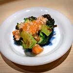 温石 - 朝獲れブロッコリー　赤座海老の味噌と卵ソース。結構強く濃いお味のソースを受けとめるブロッコリーの濃さがさすが。