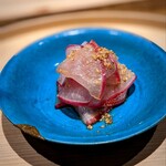 温石 - 赤蕪の胡麻酢　この金継ぎのお皿が大好き。赤カブが映えて何とも美しい。いくらでも食べられる味わいに仕立てられていました。