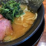 横浜家系ラーメン 三郷家 - バランスが良くコクも申し分ないスープ。