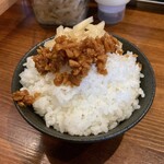 横浜家系ラーメン 三郷家 - ライスは無料。おかわりも出来ます。