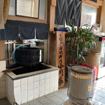 小川家 - 鰻のいる生簀。