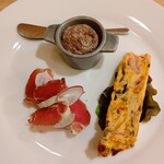 ルブーケガルニ - 前菜　鶏レバーのムース、自家製生ハム、オムレツ