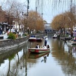 元祖 本吉屋 - 水郷柳川名物、川下り。冬は火鉢式のこたつを乗せた「こたつ舟」が運行しています。