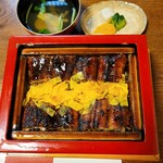 元祖 本吉屋 本店 - 特せいろ蒸しは、ご飯の中にも一切れ鰻が入っているのが、普通のせいろ蒸しとの違いです。