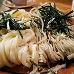 志な乃 - 右が蕎麦、左がうどん