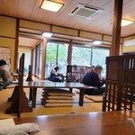元祖 本吉屋 本店 - 店内。小綺麗です。