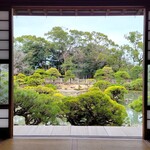 元祖 本吉屋 - 御花の大広間から庭園「松濤園」をのぞむ。